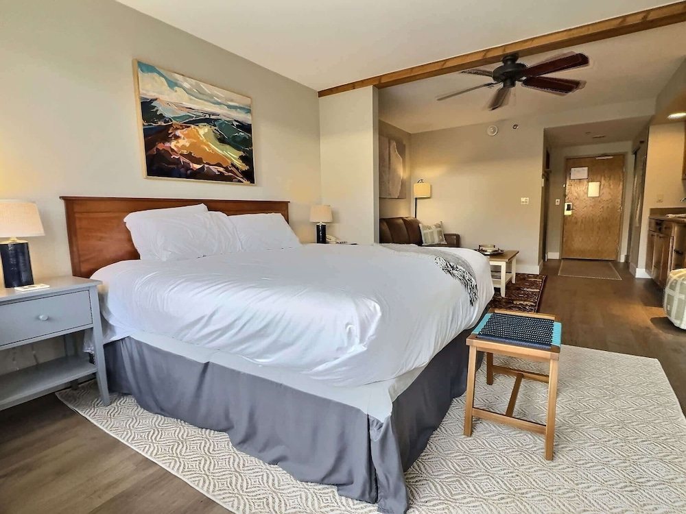 Design Studio No Resort Fee