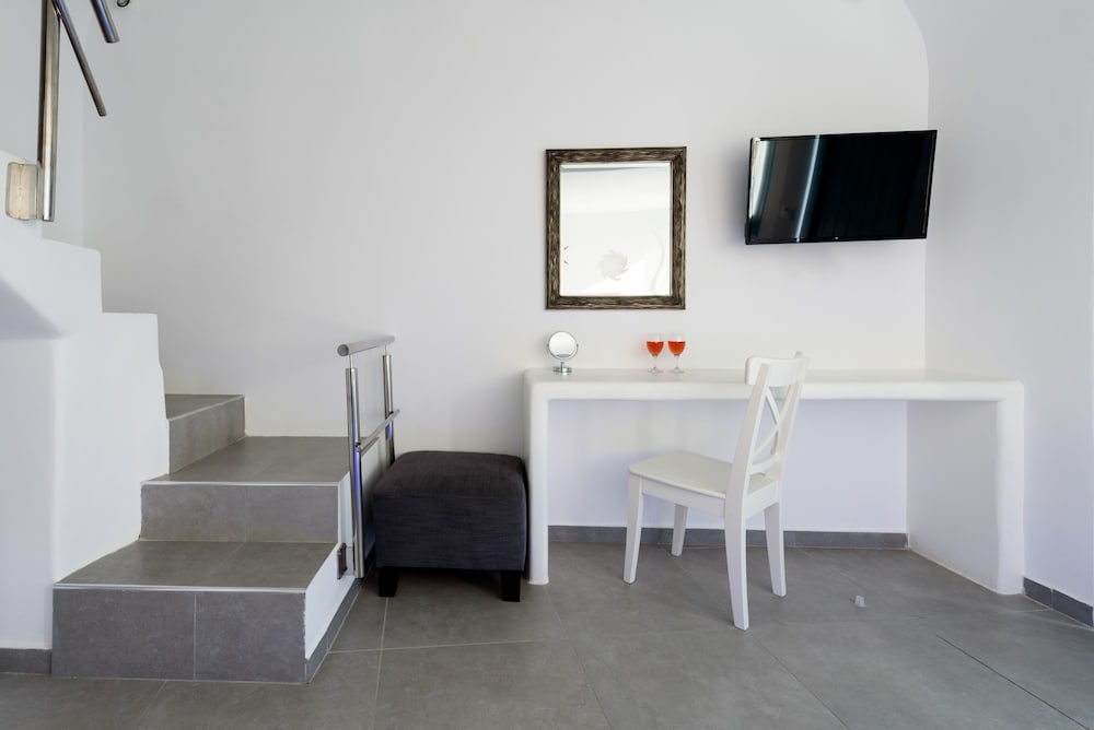 Superior Room, Pool View - Photo 8