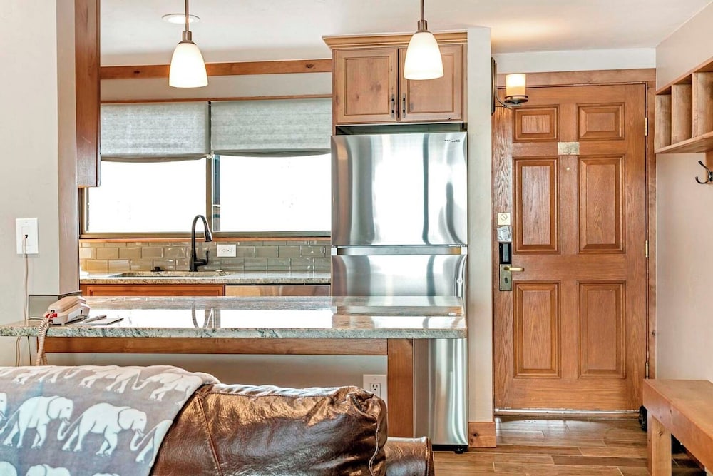 Condo, 2 Bedrooms 2 Bathrooms (Diamond 900 Square Foot Condominium) - Photo 5