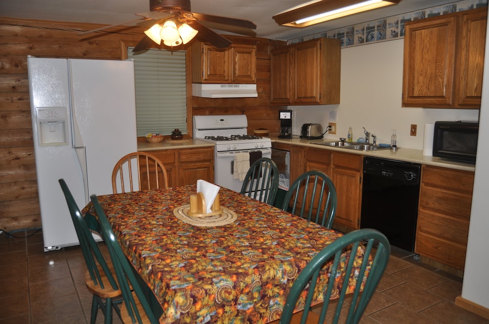 Forget me not Log Cabin, Lake view, 2 bedrooms, Private bath, jetted tub, kitchen photo 3