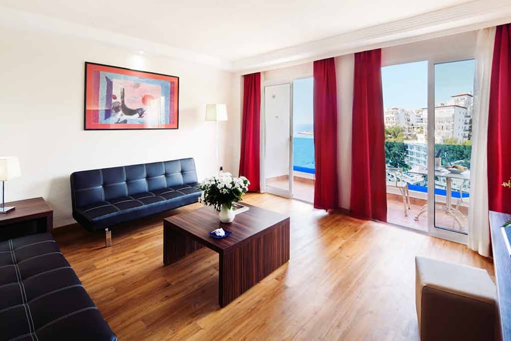 Junior Suite, Partial Sea View