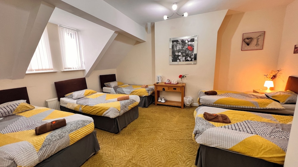 Family Room, Private Bathroom (Sleeps 5) photo 3