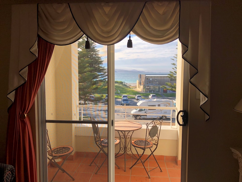 Deluxe Apartment, 2 Bedrooms, Beach View, Beachfront photo 2