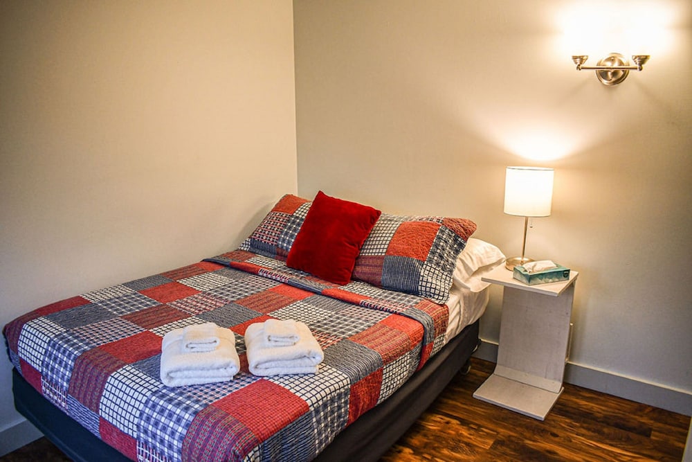 Basic Double Room, 1 Queen Bed, Garden View photo 3