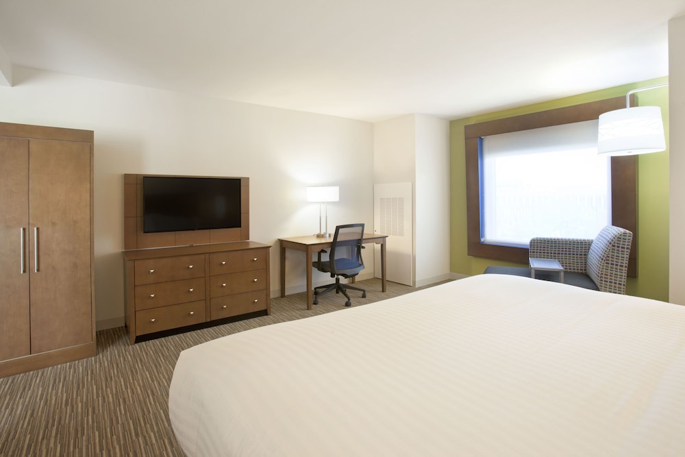 Standard Room, 1 King Bed, Accessible (Comm, District View)