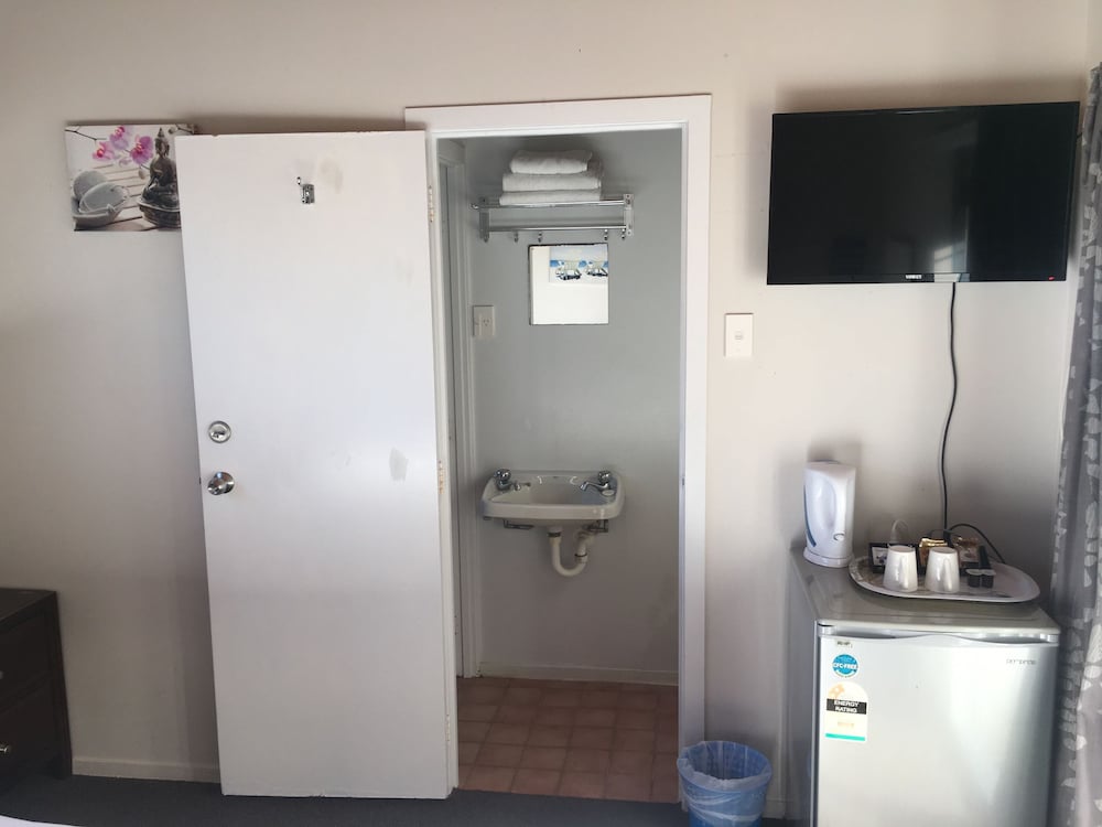 Ensuite Queen Sized photo 2