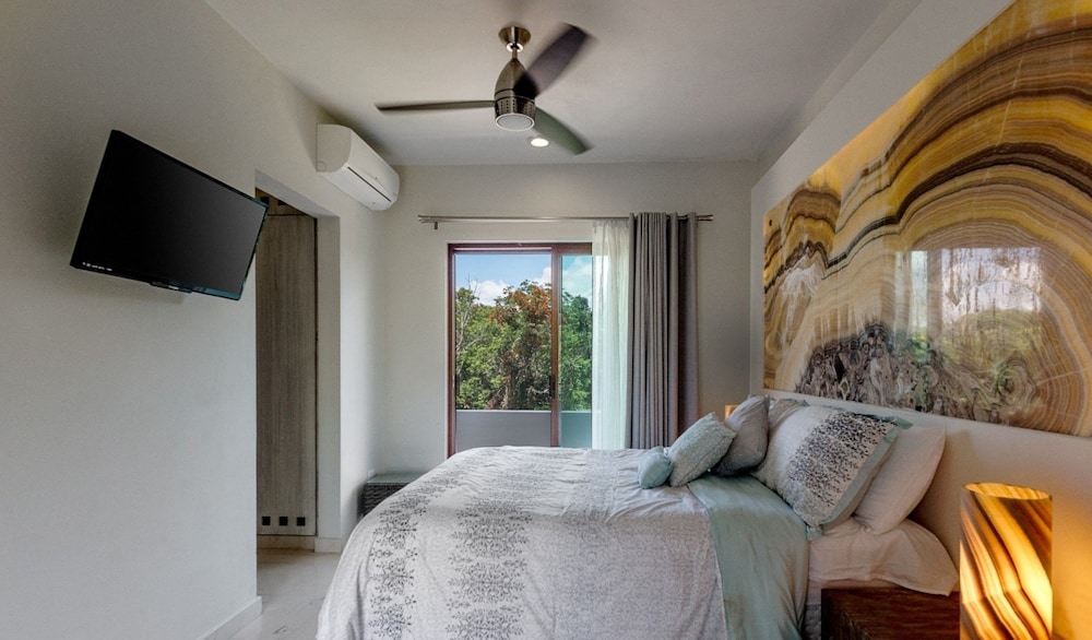 Romantic Studio Suite, 1 Queen Bed, Bathtub, Courtyard View