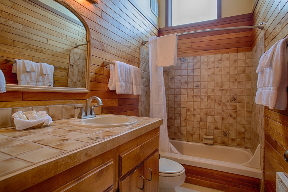 Flagship Queen Guest Room - Narrow Ocean View photo 2