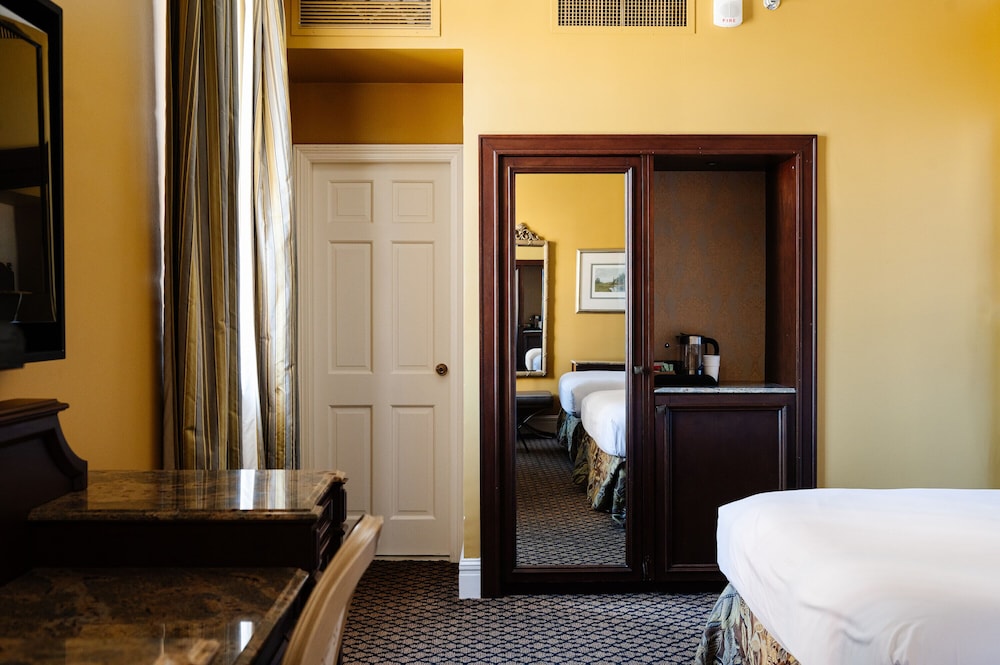 Double Queen Room (24/7 Front Desk) - Photo 20