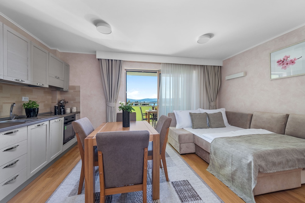 Deluxe Apartment