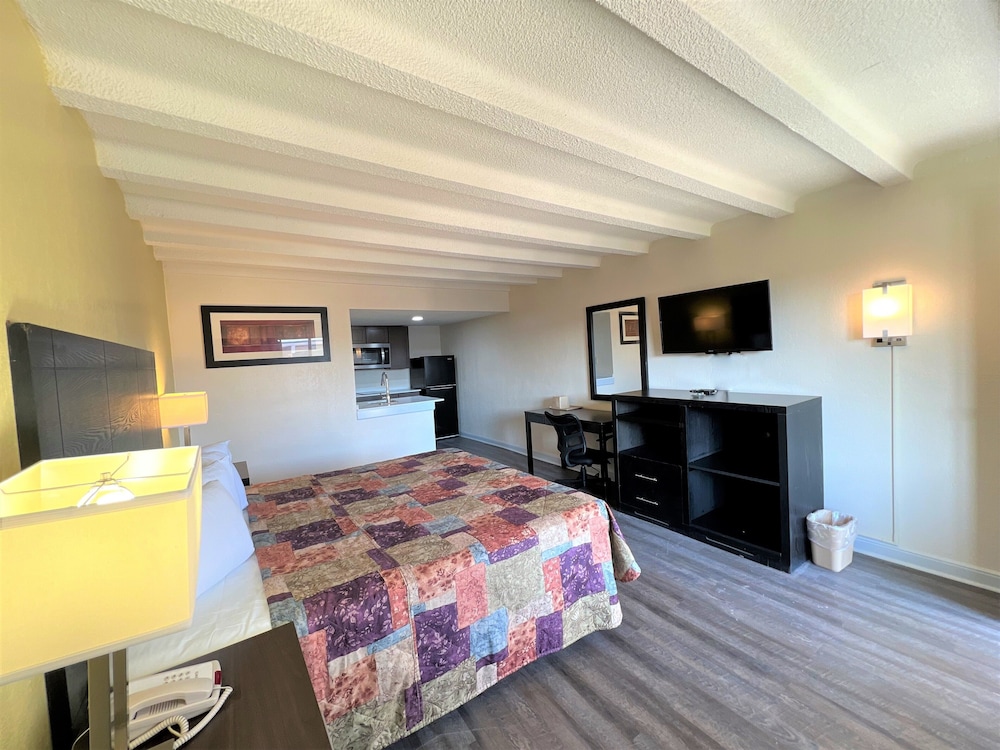 Deluxe Studio Suite, 1 King Bed, Non Smoking
