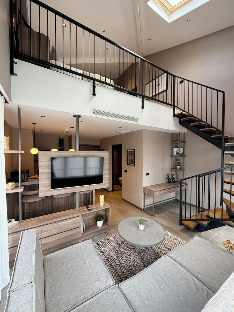 Loft Suite with Jacuzzi City view photo 1