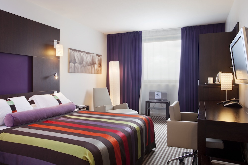 Standard Room, 1 Queen Bed - Photo 4