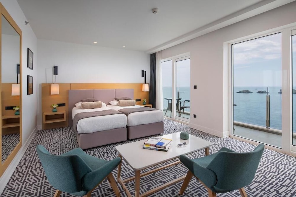 Skyline Premium Suite Sea View Balcony