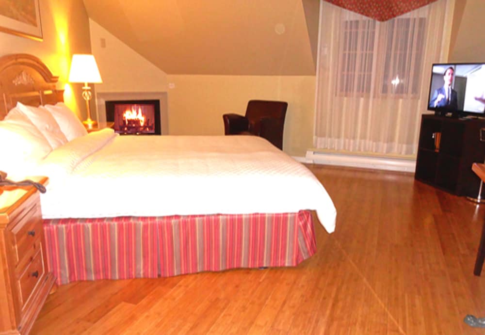 Signature Room, 1 King Bed, Gas Fireplace, Hardwood Floor photo 1