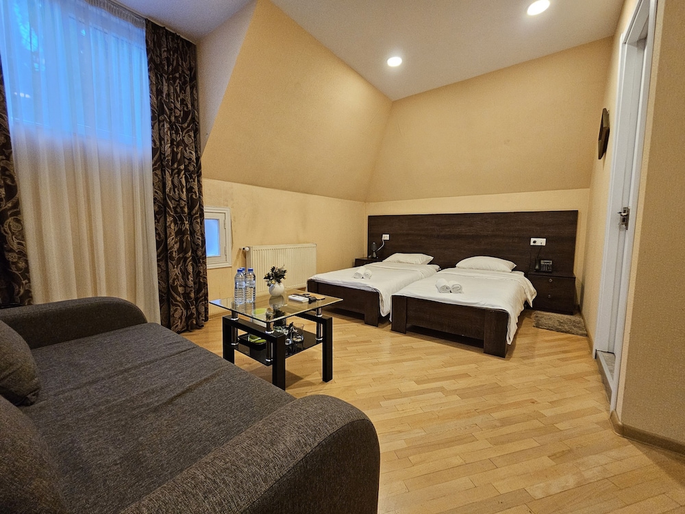 Economy Triple Room (402) photo 1