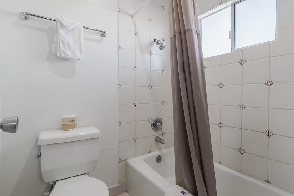 Deluxe Room, 1 King Bed, Smoking, Refrigerator & Microwave photo 3