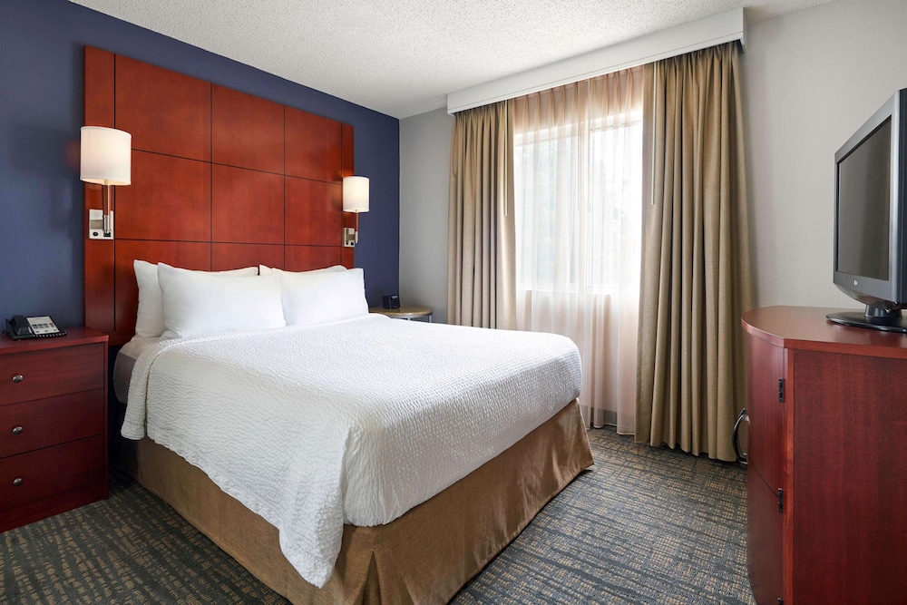 Deluxe Room, 1 Queen Bed with Sofa bed (Studio) - Photo 1