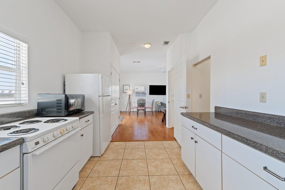 Basic Cabin, 2 Bedrooms, Refrigerator & Microwave, Mountain View photo 2