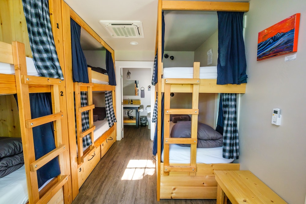 Basic Room, Multiple Beds, Non Smoking, Mountain View