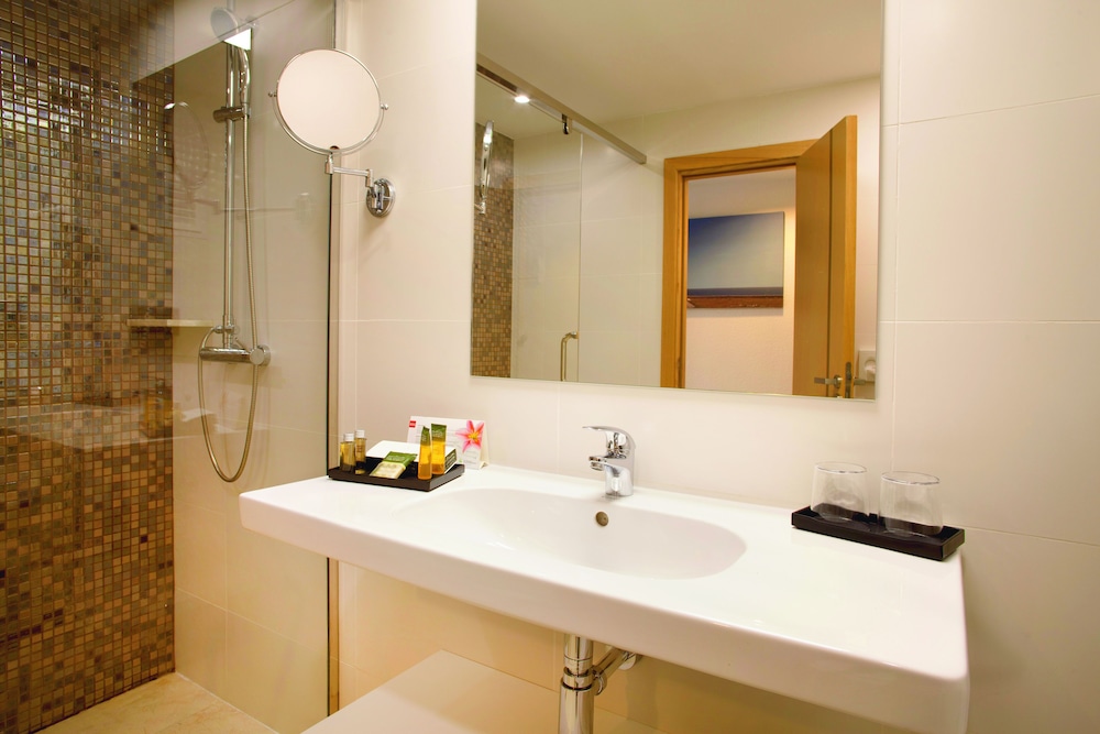 Double Room, Balcony, Sea View - Photo 4
