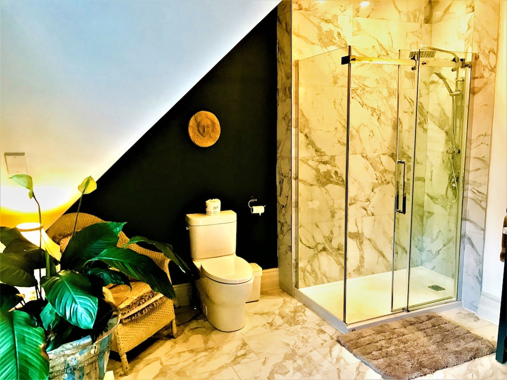 Grand Room, 1 Queen Bed, Private Bathroom (Nook) photo 3