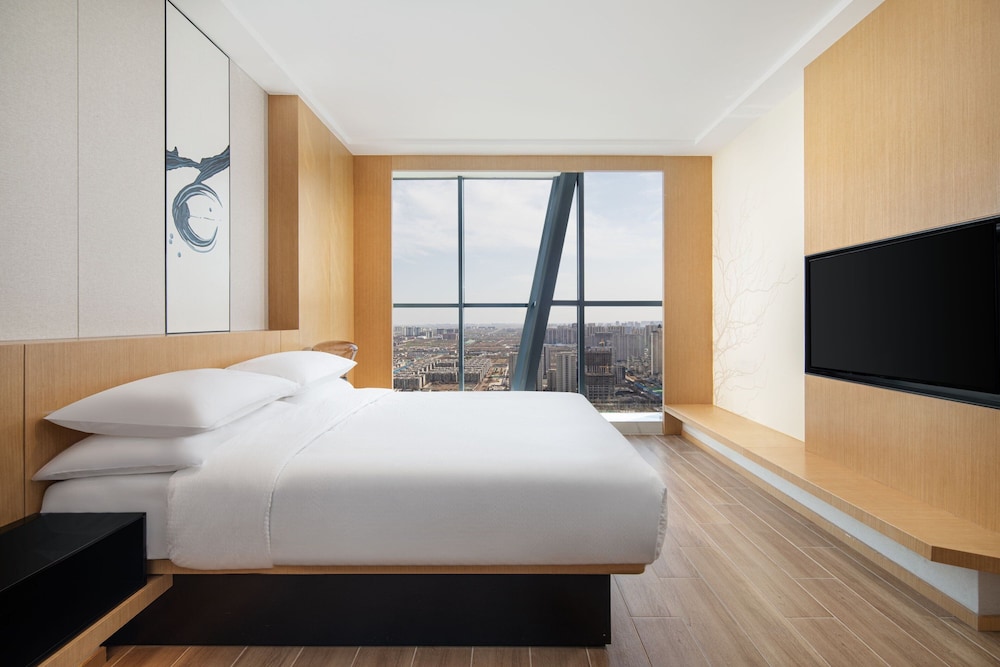 Suite, 1 King Bed, City View photo 2