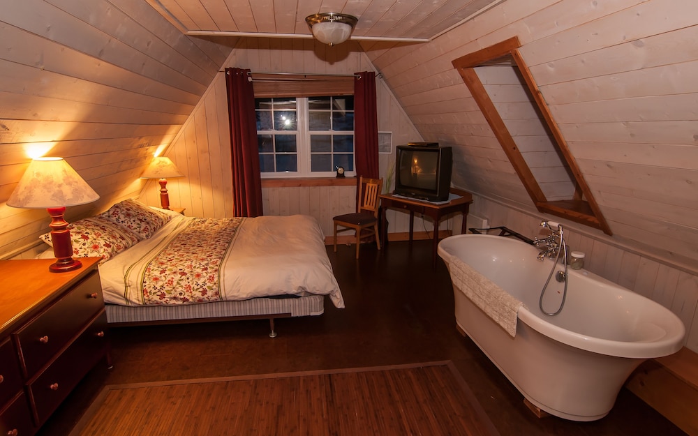 Superior Room, 1 Queen Bed, Private Bathroom, Mountain View (4) photo 1