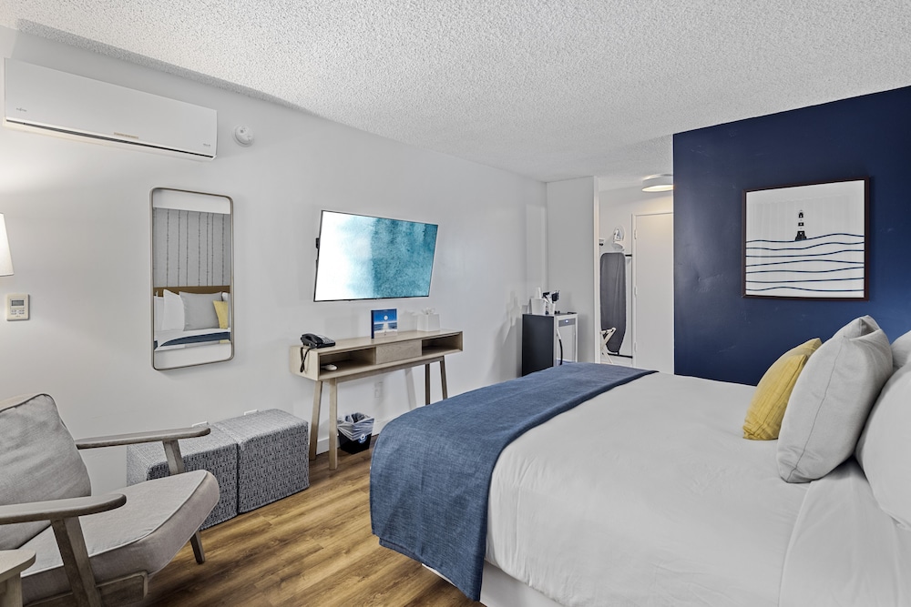 Deluxe Room, 1 King Bed, Harbor View, Poolside photo 2