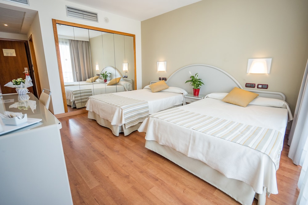Habitación Familiar, Terraza, Vista Parcial al Mar (2 Adultos y 2 Niños)