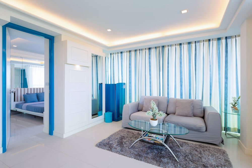 1-Bedroom Grand Suite with Sofa Bed photo 3