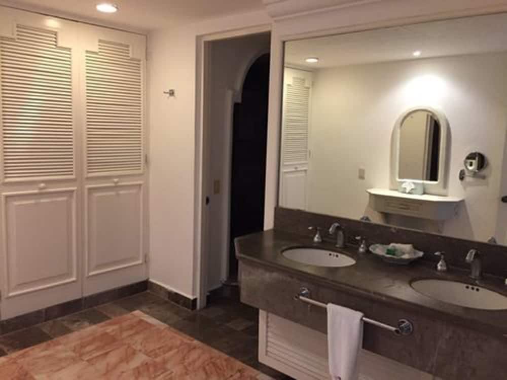 King Room with Garden View and Balcony - Photo 2