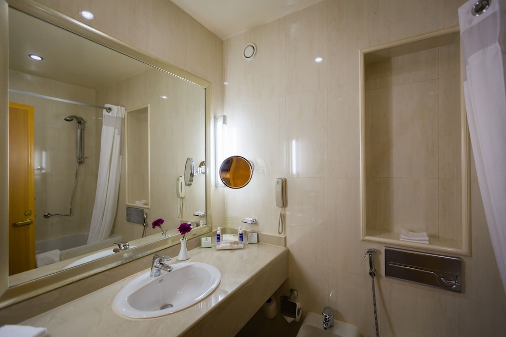 Standard Room, 1 King Bed, Pool View - Photo 5
