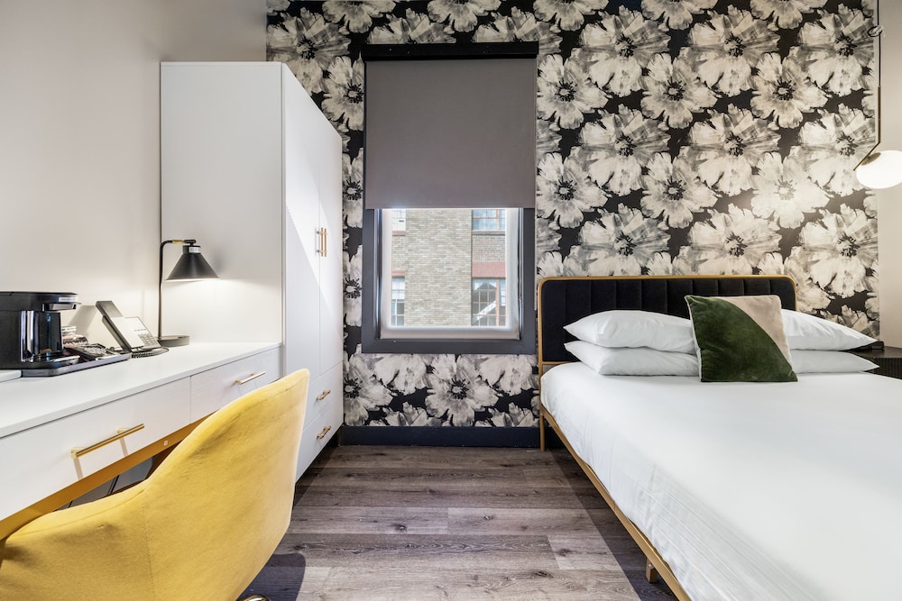 Standard Room, 1 Queen Bed photo 2