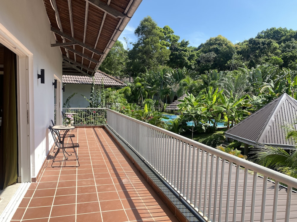 Premium Suite, 1 Bedroom, Pool View photo 2
