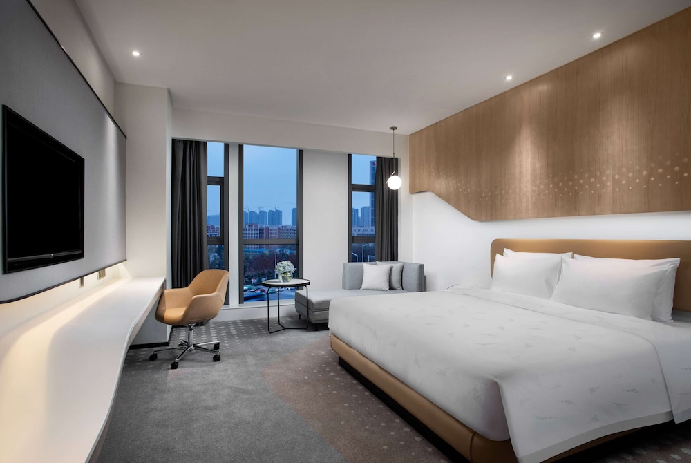 Deluxe Room, 1 King Bed, Non Smoking photo 2