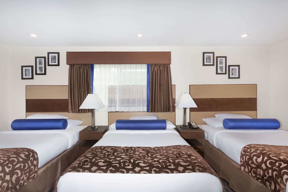 Room, Multiple Beds, Non Smoking photo 1