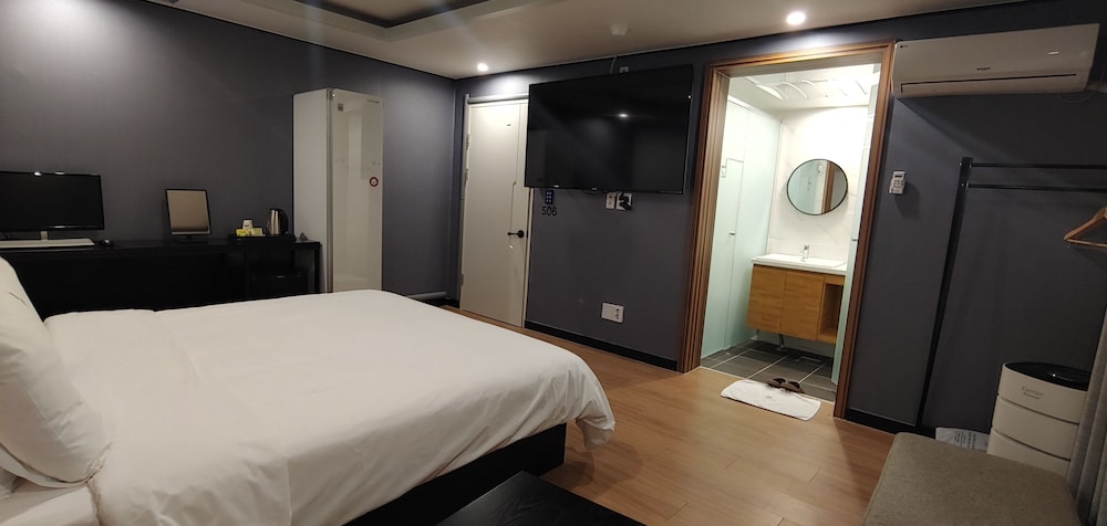Deluxe Room (Massage Chair) photo 3