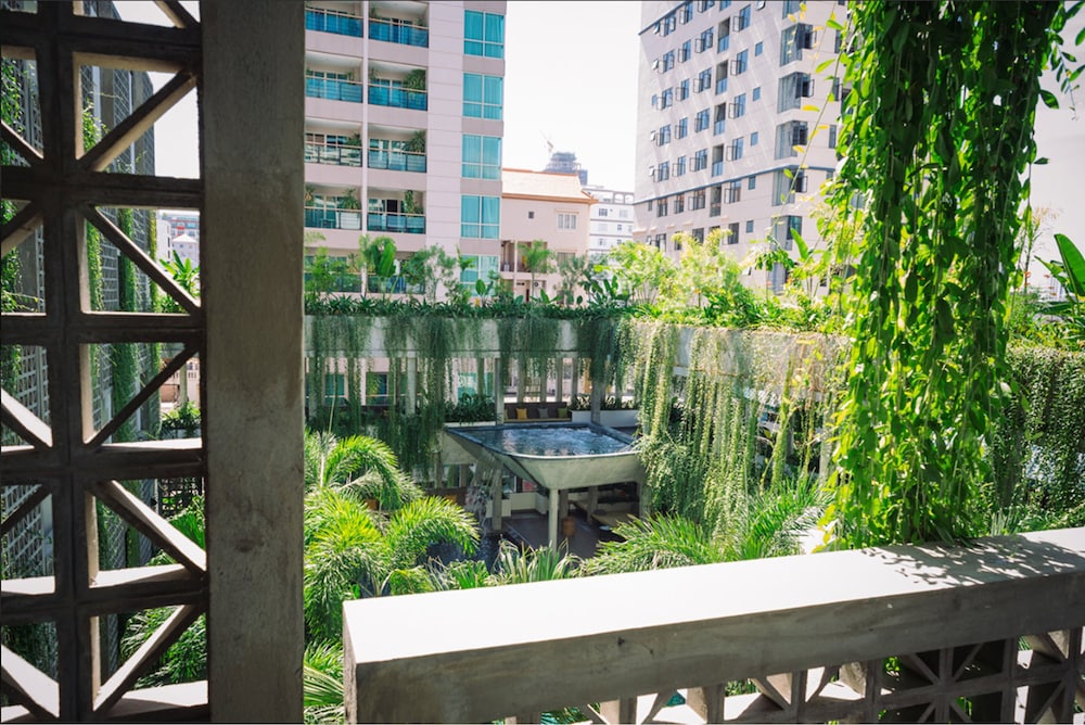Deluxe Room, 1 King Bed, Pool View photo 2