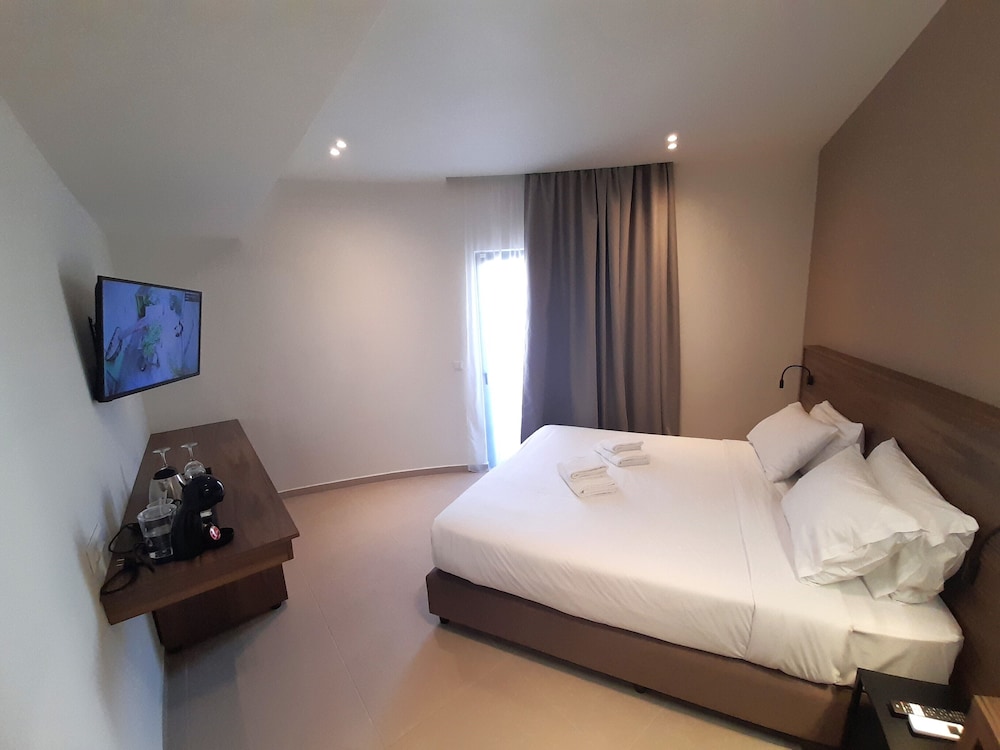 Deluxe Junior Suite | City View - Photo 4