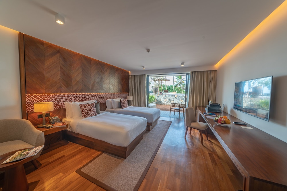 Deluxe Double or Twin Room, 1 King Bed, Pool View, Poolside photo 3