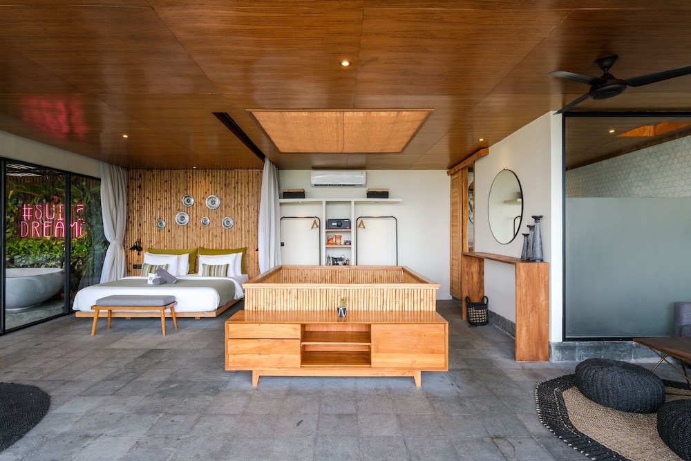 Luxury Room, 1 King Bed with Sofa bed, Ocean View, Oceanfront photo 2