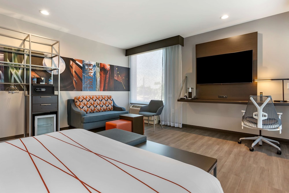 Standard Room, 1 King Bed, Accessible, Corner - Photo 3