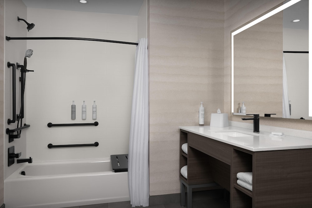 Studio Suite, 1 King Bed, Accessible, Bathtub photo 2