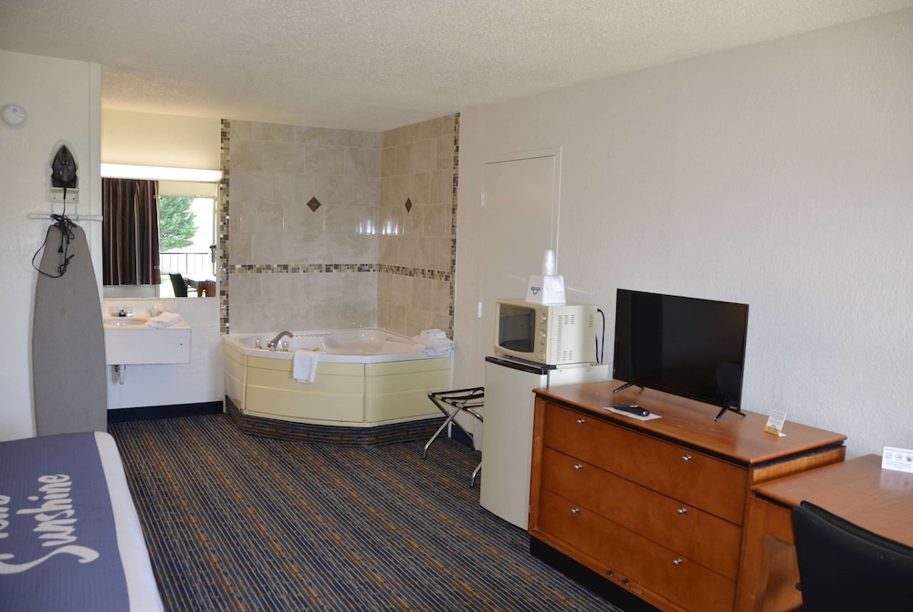 Upgrade, 1 King Bed, Jacuzzi, Non-Smoking