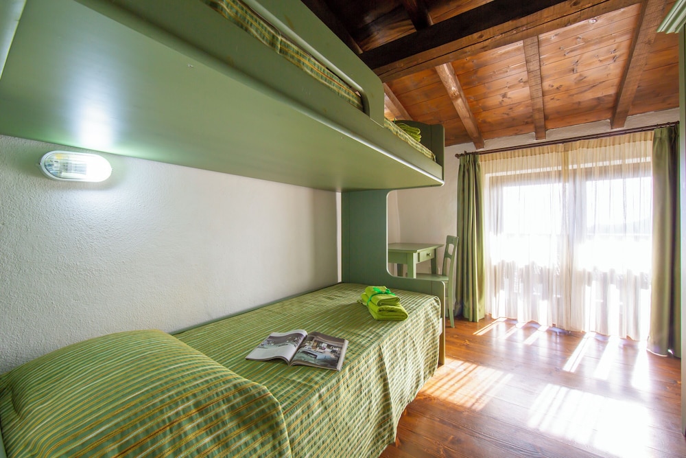 Family Apartment, Multiple Bedrooms, Mountainside (Liano Violetta -view lake & parking) photo 3