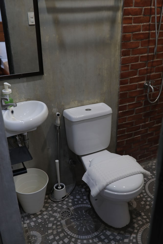 Standard Double Room - Photo 8