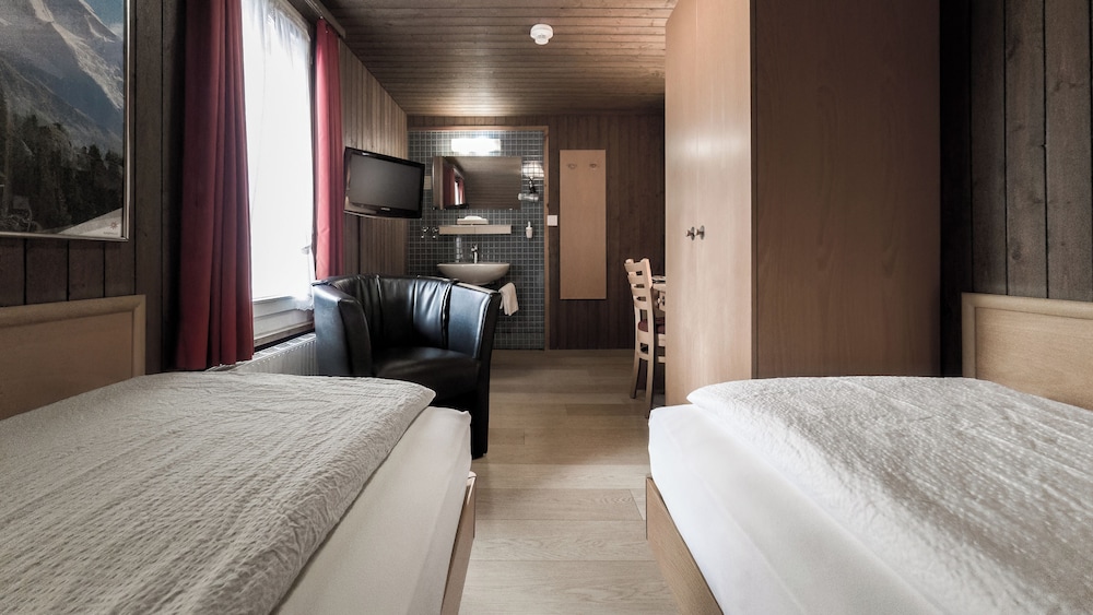 Basic Twin Room, Shared Bathroom