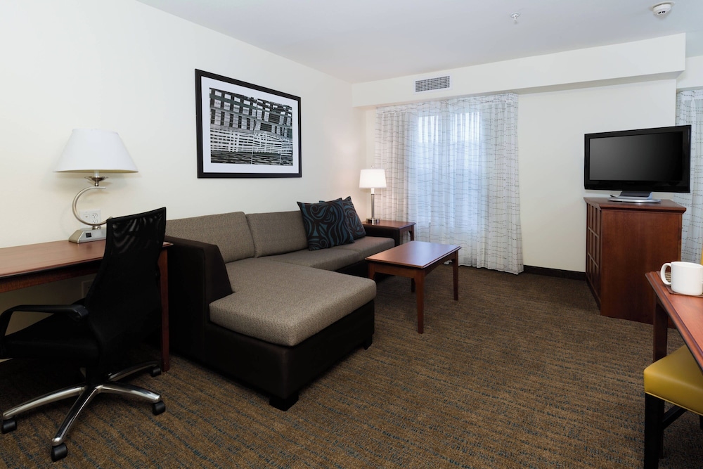 Suite, 2 Bedrooms (Mobility/Hearing Access, Roll-in Shwr) photo 2