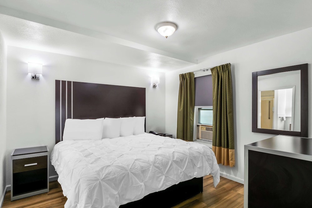 Suite, 1 King Bed, Non Smoking, Kitchen - Photo 4